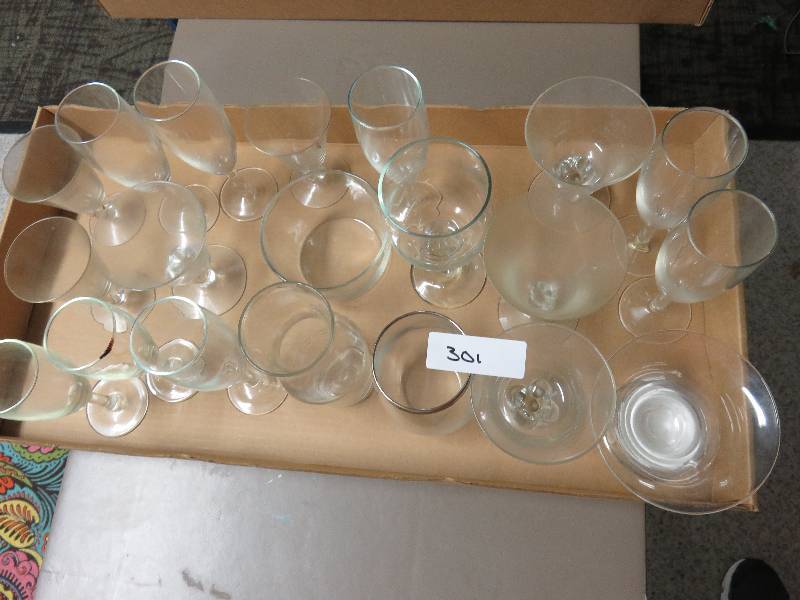 lot 301 image: Glassware Lot