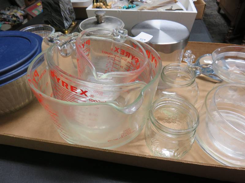 lot 313 image: Large lot of Pyrex and Glassware