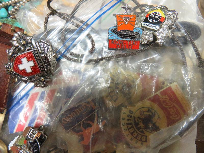 lot 314 image: Assorted Jewelry, Pins, Watches