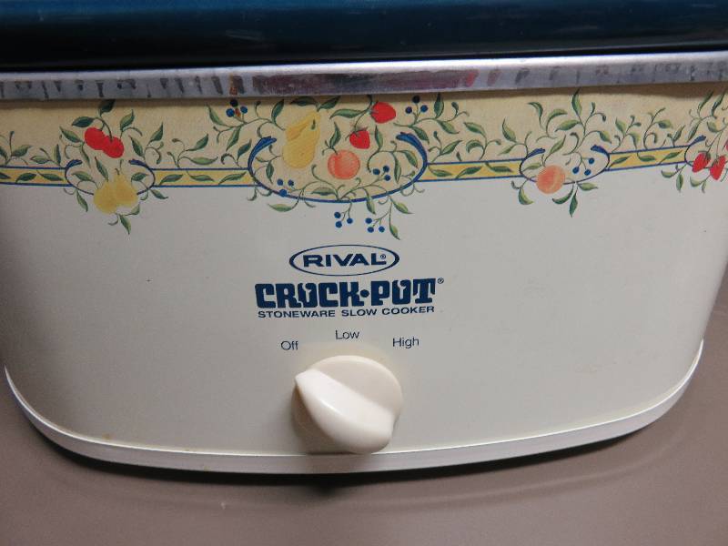 lot 324 image: Large Crock Pot