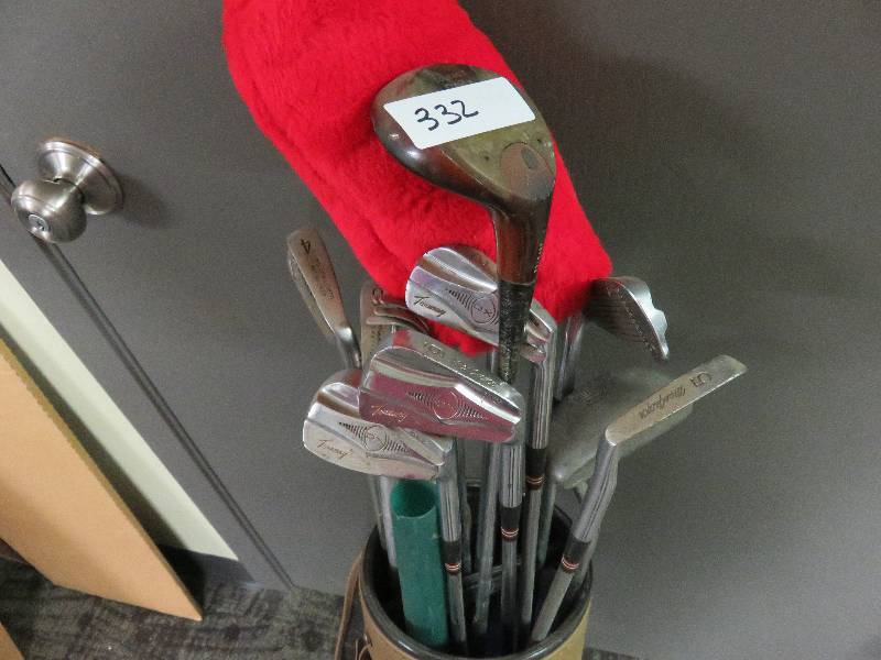 lot 332 image: Set of Golf Clubs in Blue Golf Bag