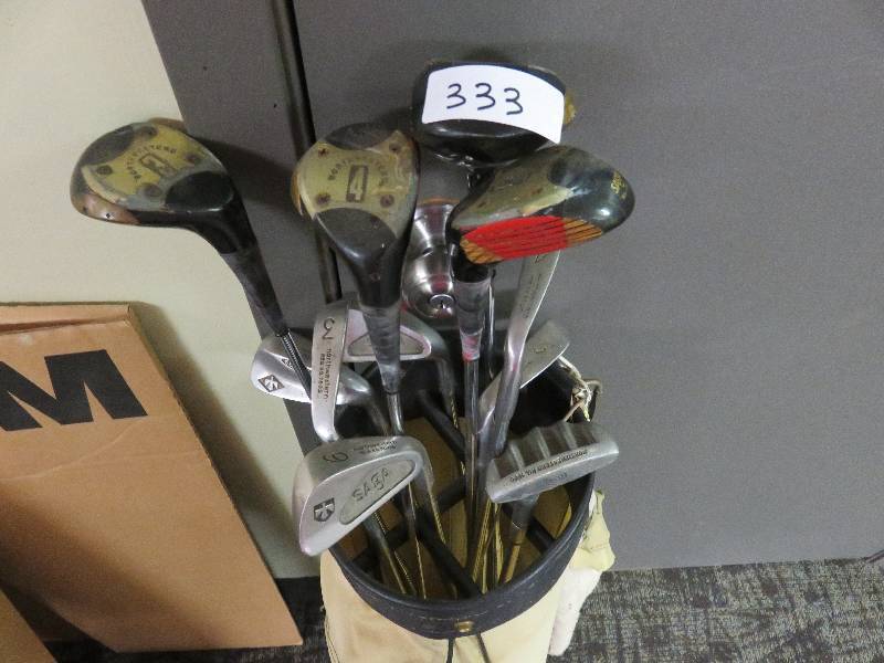 lot 333 image: Set of Golf Clubs in Light Tan Bag