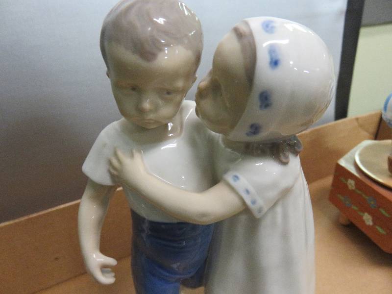 lot 344 image: Lladro Figurine, Music boxes (3), etc.