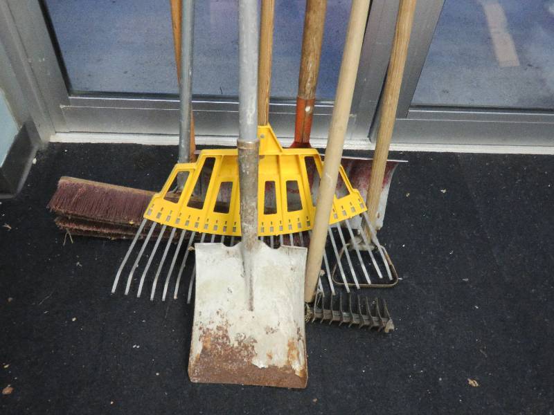 lot 356 image: Lot of Yard Tools