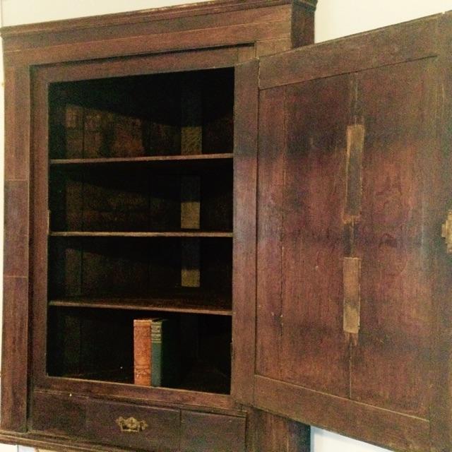 lot 20 image: Georgian Hanging Corner Cabinet