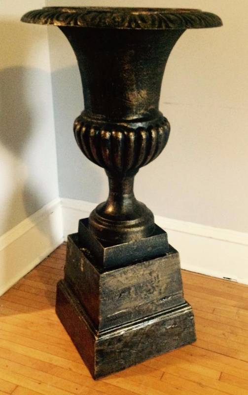 lot 23 image: Large Cast Iron Urn