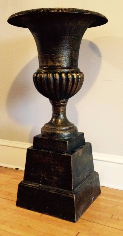 lot 24 image: Large Cast Iron Urn