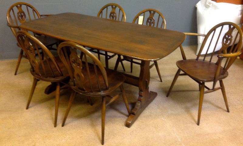 lot 30 image: Ercol Country Breakfast Set