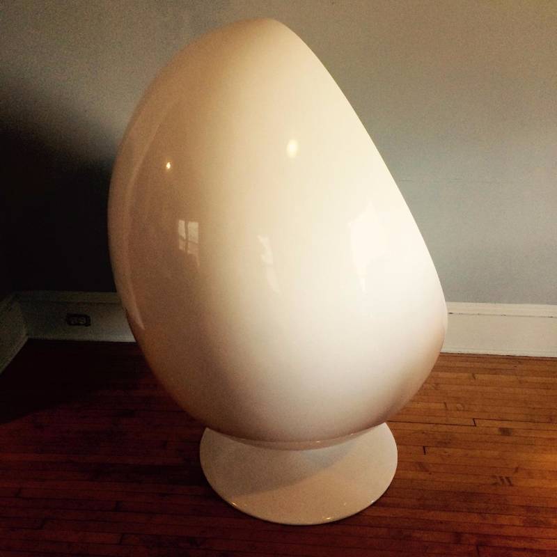 lot 39 image: European Retro Egg Chair