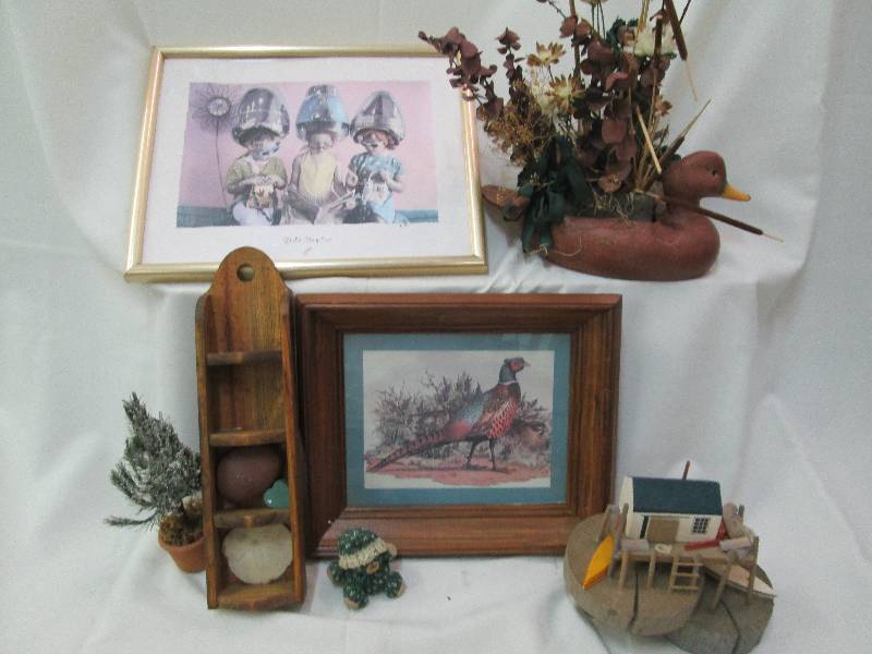 Lot of assorted household dcor...