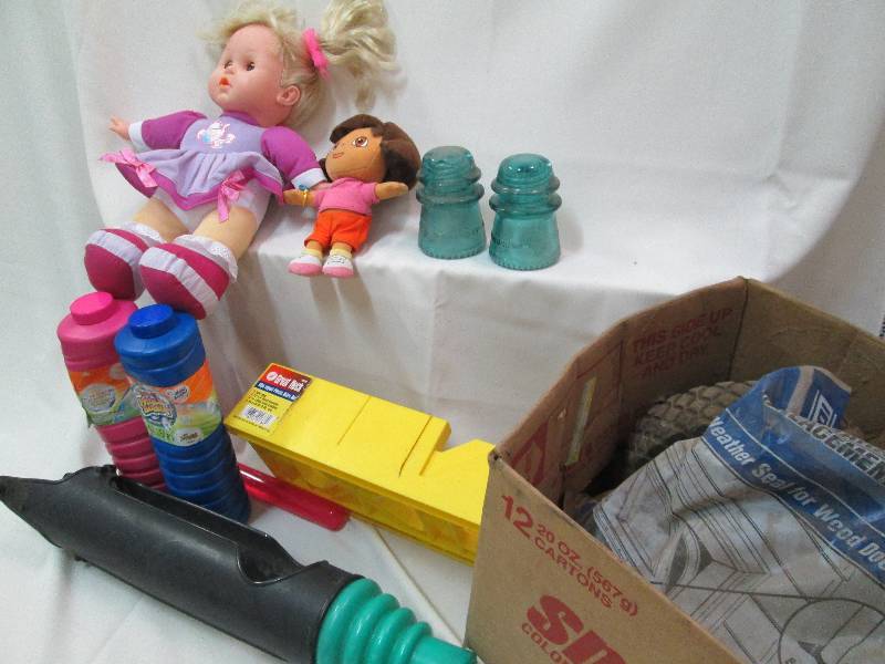 Lot of dolls, toys and bubbles...