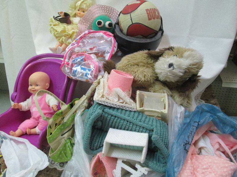 Lot of dolls and accessories...