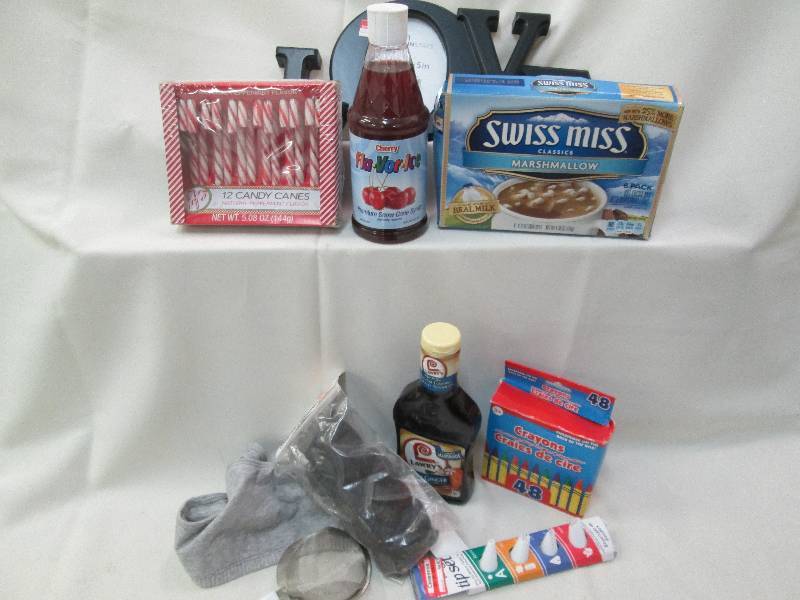 Mixed lot includescandy canes, 3.5...