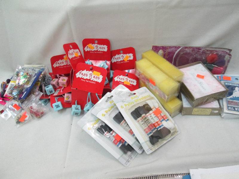 Mixed lot including confetti, nove...