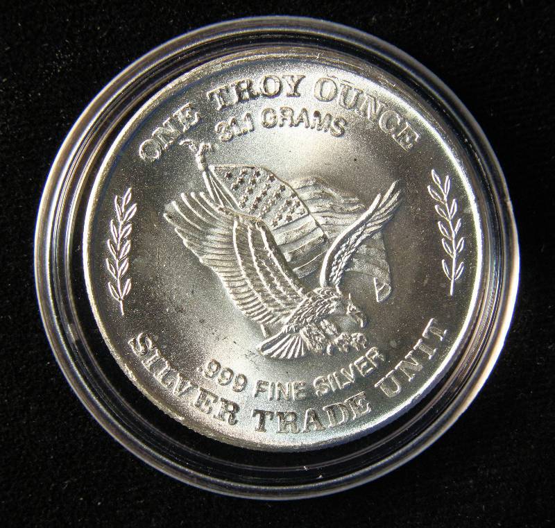 PRE US SILVER EAGLE 1 TROY OZ. .999 FINE SILVER ROUND MINTED FROM STRATEGIC STOCKPILE OF SILVER STORED AT US ASSAY OFFICE SAN FRANCISCO 1981 IN AIRTITE HOLDER