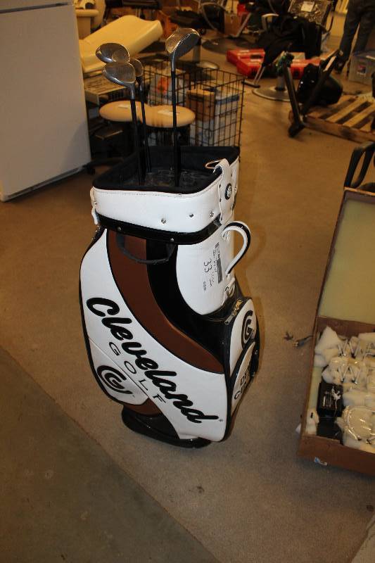 lot 33 image: Cleveland Golf Classic BlackWhiteGold Demo Golf Bag with 1,3,5,7 Woods