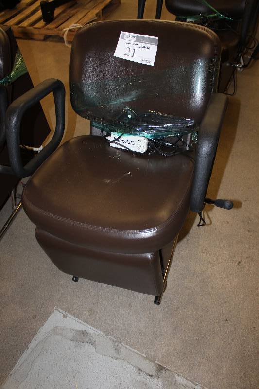 lot 21 image: Belvedere MassageHeat Salon Chair