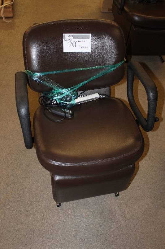 lot 20 image: Belvedere MassageHeat Salon Chair