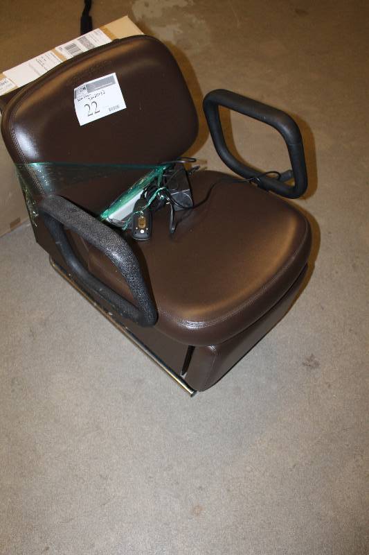 lot 22 image: Belvedere MassageHeat Salon Chair