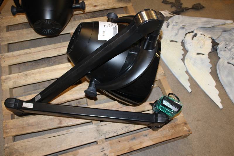 lot 12 image: Salon Hair Dryer