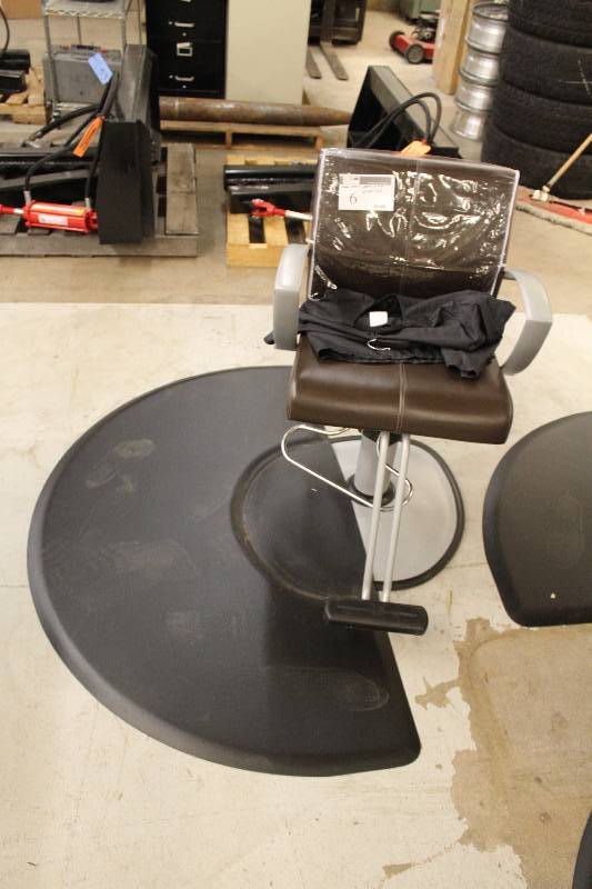 lot 6 image: Salon Chair, Apron and Pad