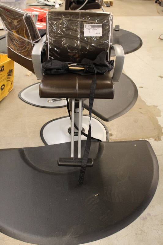 lot 7 image: Salon Chair, Apron and Pad