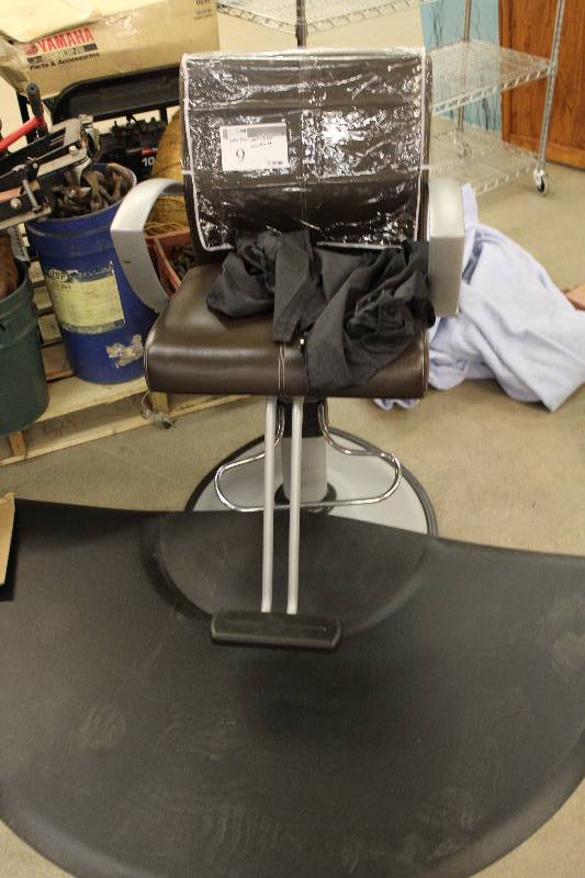 lot 9 image: Salon Chair, Apron and Pad