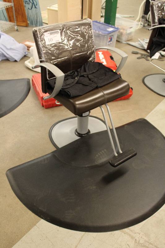 lot 10 image: Salon Chair, Apron and Pad