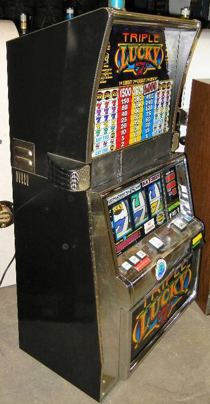 IGT S-2000 TRIPLE LUCKY 7s REEL SLOT MACHINE