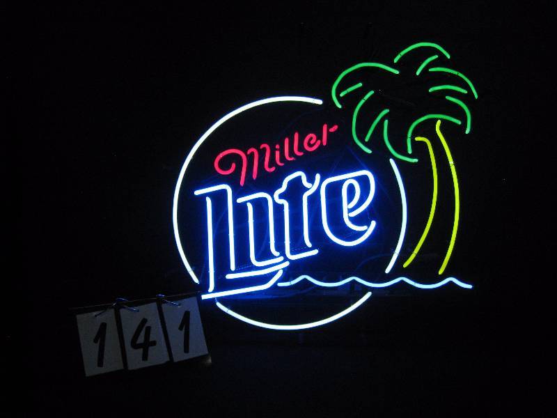 lot 141 image: Miller Lite palm tree - very nice vintage sign