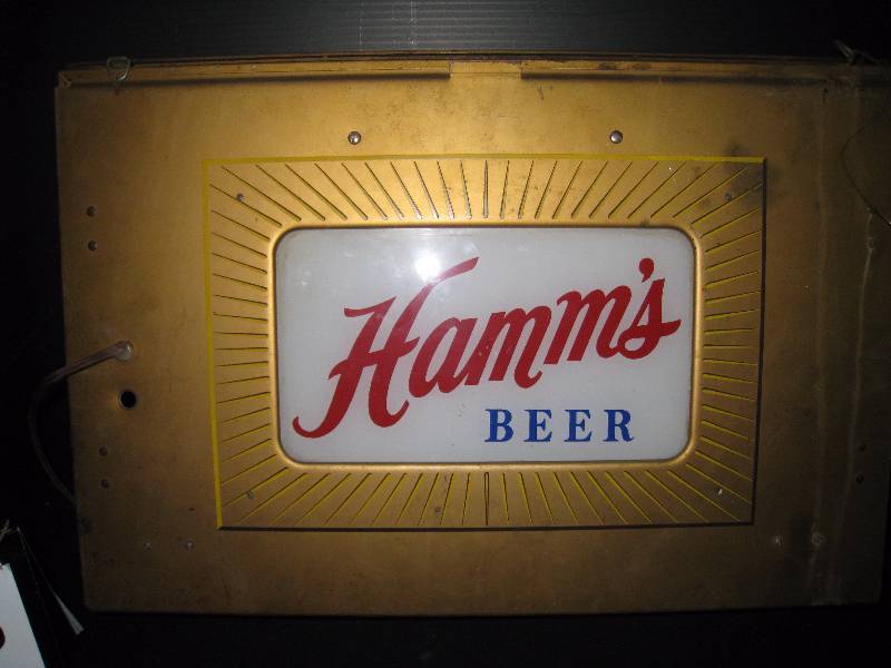 lot 186 image: Hamms Beer light up - selling for parts - missing front glass