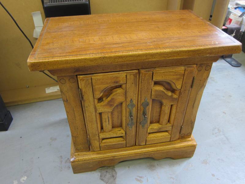 lot 7 image: End Table