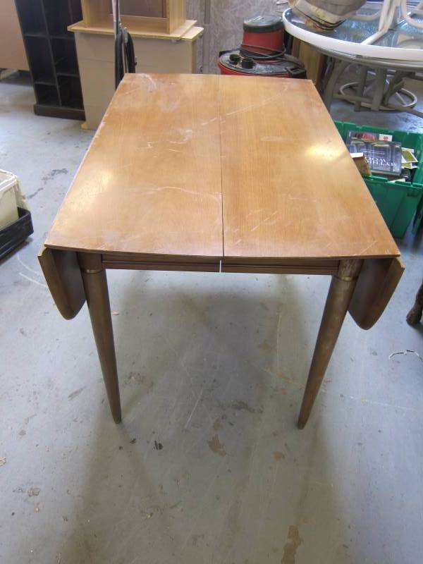 lot 8 image: Table