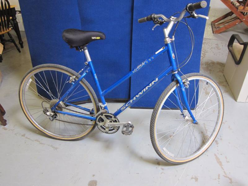 lot 13 image: Womens Schwinn Bicycle