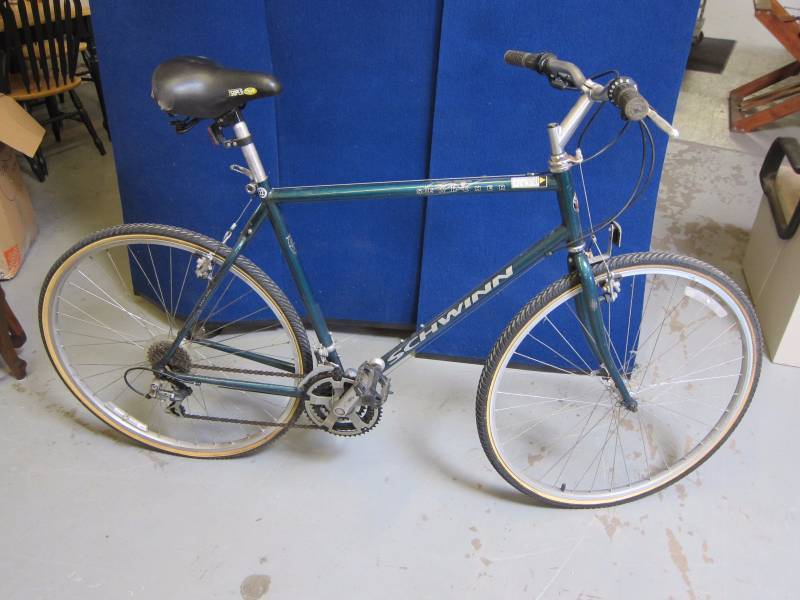 lot 14 image: Mens Schwinn Bicycle