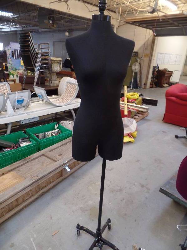 lot 21 image: Dressmakers Mannequin