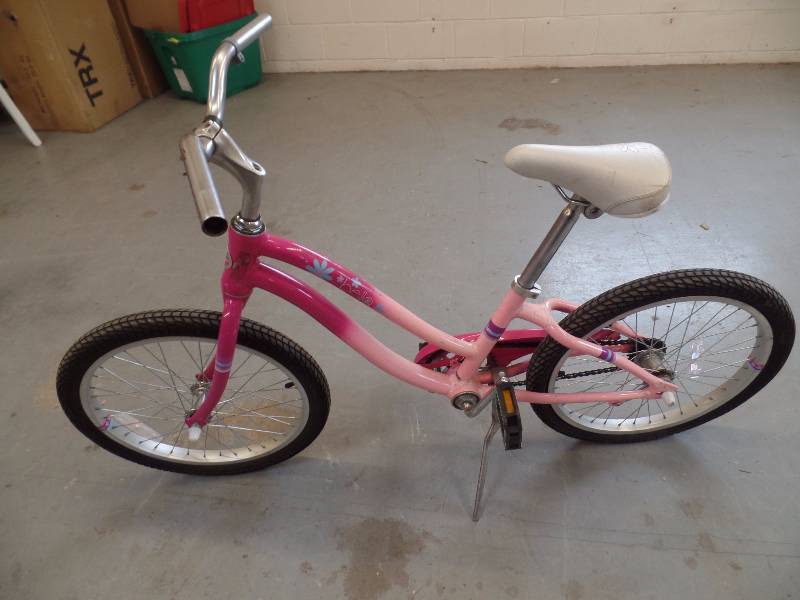 lot 30 image: Girls Bicycle