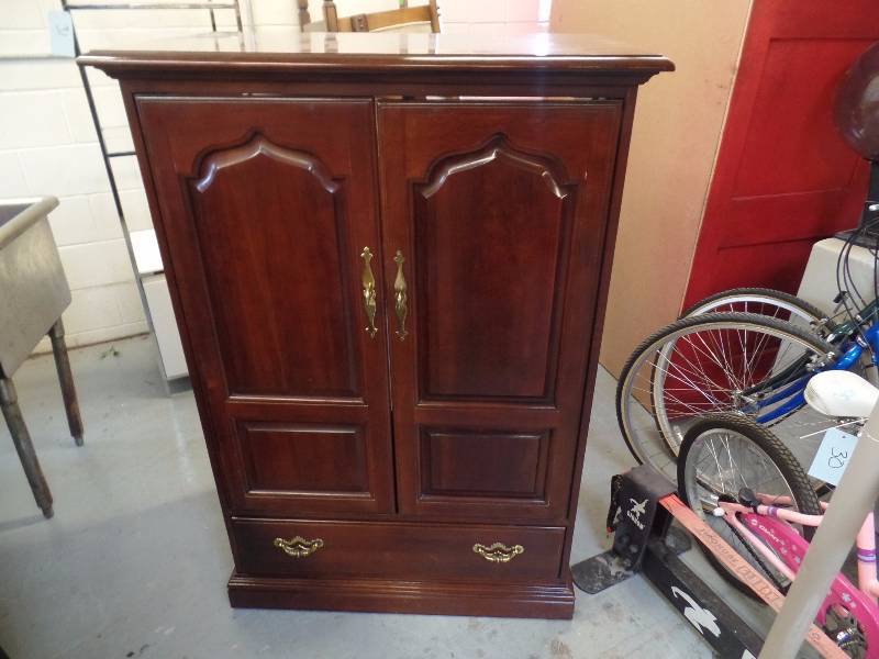 lot 32 image: Media Cabinet