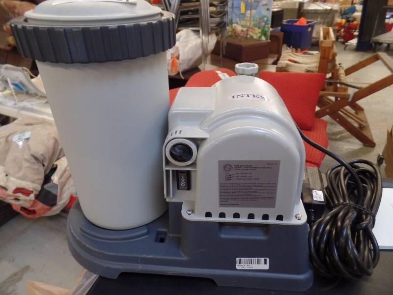 lot 53 image: Pool Pump and Filter