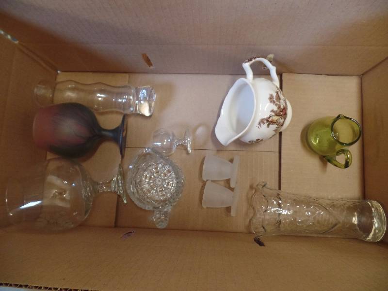 lot 107 image: Glass Items