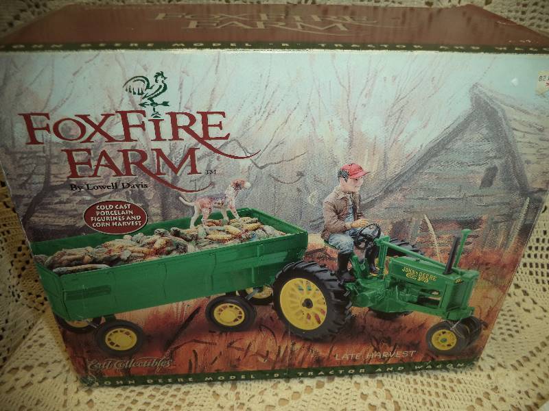 lot 12 image: Ertl Collections FoxFire Farm John Deere Model B Tractor & Wagon Set