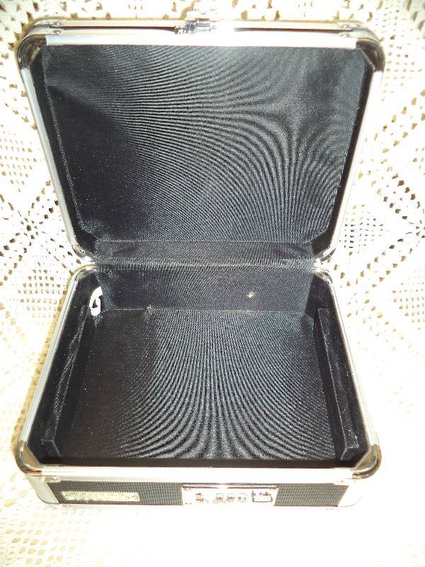 lot 15 image: VAULTZ Combination Lock Box
