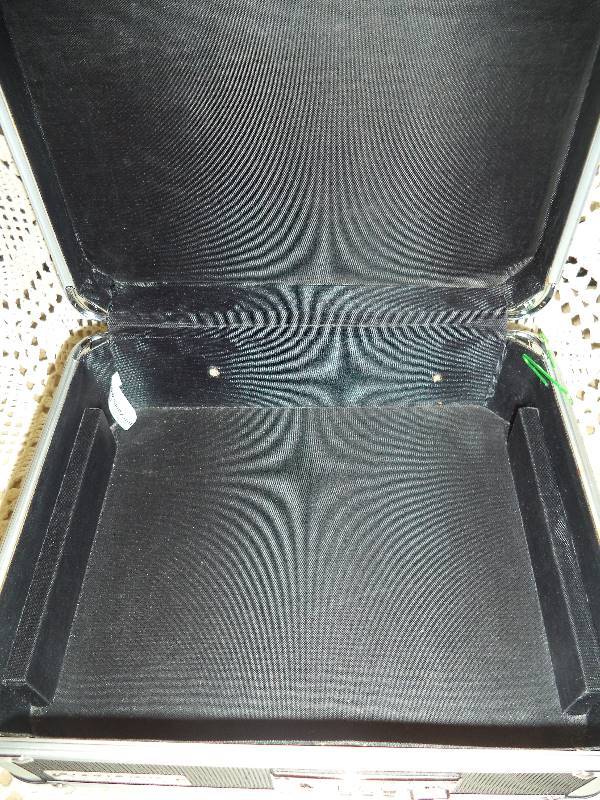 lot 17 image: VAULTZ Combination Lock Box