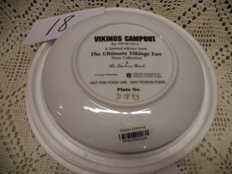 lot 18 image: Danbury Mint Minnesota Vikings Campout Collector Plate