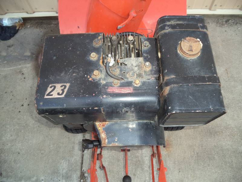lot 28 image: Snowblower