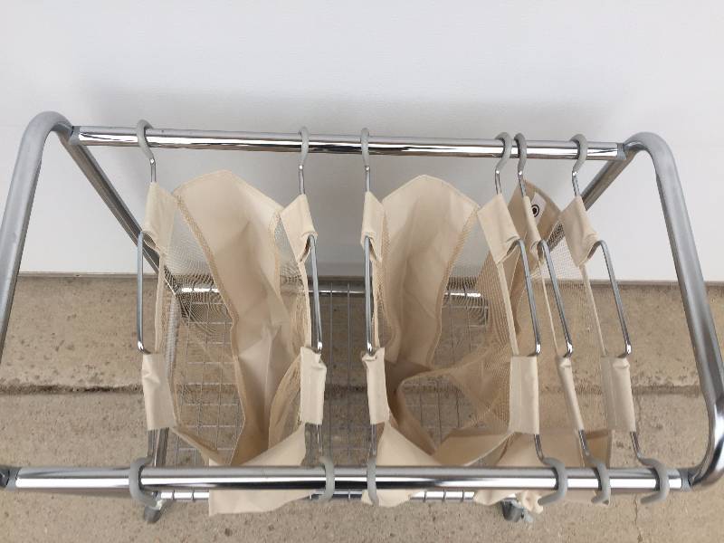 lot 38 image: LAUNDRY CART