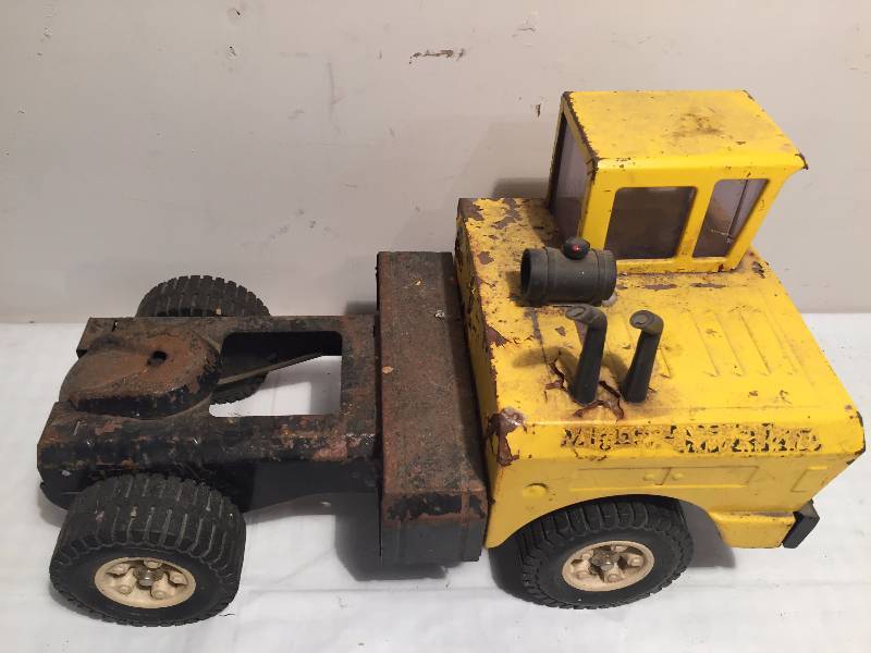 lot 52 image: TONKA TRUCK