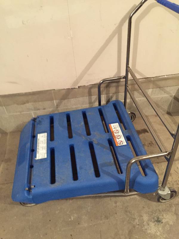 lot 7 image: WHEELED CART