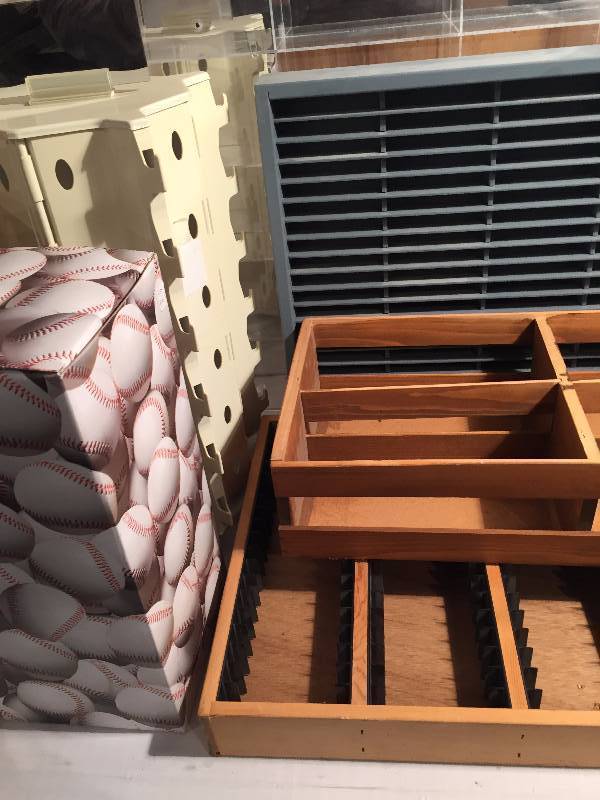lot 20 image: DISPLAY CASES AND SUN GLASSES STAND