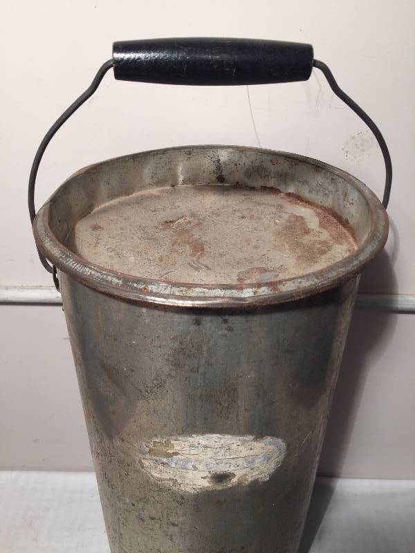 lot 9 image: CREAM CAN